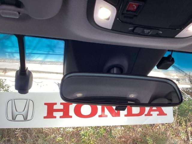 フィット ｅ：ＨＥＶホーム２０周年特別仕様車メゾン　純正メモリーナビ　ドラレコ　リアカメラ　誤発信抑制　Ｐセンサー　Ｒカメ　フルセグ　ＥＴＣ　ＡＢＳ　シートヒーター　オートクルーズコントロール　横滑り防止装置　サイドカーテンエアバック　ＬＥＤ　イモビ（51枚目）