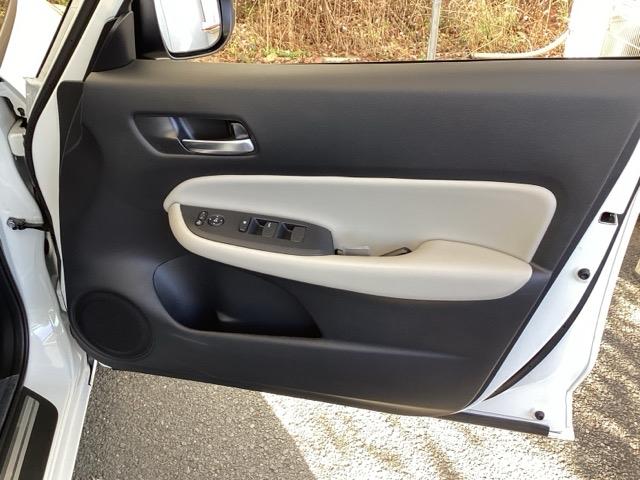 フィット ｅ：ＨＥＶホーム２０周年特別仕様車メゾン　純正メモリーナビ　ドラレコ　リアカメラ　誤発信抑制　Ｐセンサー　Ｒカメ　フルセグ　ＥＴＣ　ＡＢＳ　シートヒーター　オートクルーズコントロール　横滑り防止装置　サイドカーテンエアバック　ＬＥＤ　イモビ（54枚目）