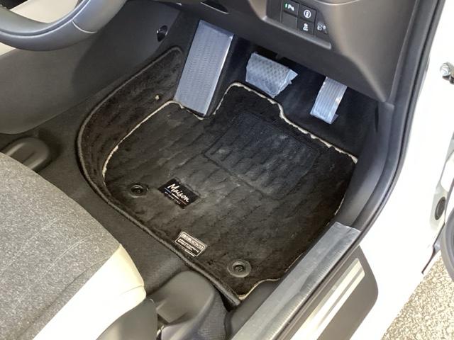 フィット ｅ：ＨＥＶホーム２０周年特別仕様車メゾン　純正メモリーナビ　ドラレコ　リアカメラ　誤発信抑制　Ｐセンサー　Ｒカメ　フルセグ　ＥＴＣ　ＡＢＳ　シートヒーター　オートクルーズコントロール　横滑り防止装置　サイドカーテンエアバック　ＬＥＤ　イモビ（55枚目）