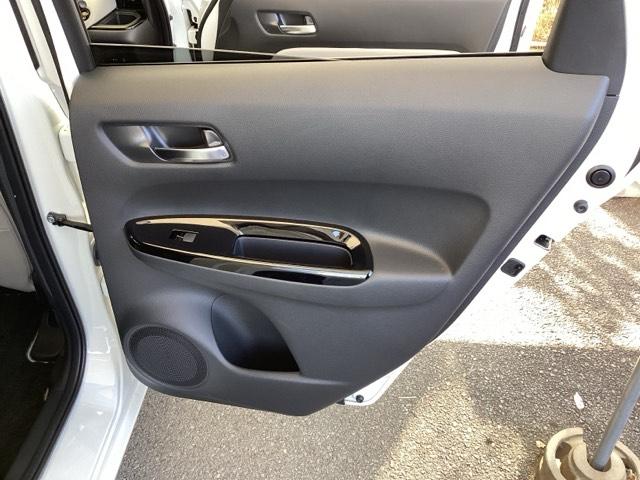 フィット ｅ：ＨＥＶホーム２０周年特別仕様車メゾン　純正メモリーナビ　ドラレコ　リアカメラ　誤発信抑制　Ｐセンサー　Ｒカメ　フルセグ　ＥＴＣ　ＡＢＳ　シートヒーター　オートクルーズコントロール　横滑り防止装置　サイドカーテンエアバック　ＬＥＤ　イモビ（64枚目）