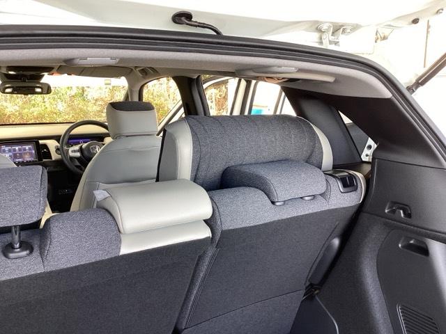 フィット ｅ：ＨＥＶホーム２０周年特別仕様車メゾン　純正メモリーナビ　ドラレコ　リアカメラ　誤発信抑制　Ｐセンサー　Ｒカメ　フルセグ　ＥＴＣ　ＡＢＳ　シートヒーター　オートクルーズコントロール　横滑り防止装置　サイドカーテンエアバック　ＬＥＤ　イモビ（66枚目）