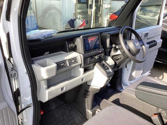 ���F���̂悢�C���p�l����ł��B����X�C�b�`��J�b�v�z���_�[���g���₷���ʒu�ɔz�u����Ă��܂��B