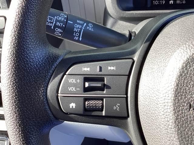 �X�e�A�����O���葤�ɃI�[�f�B�I�֘A�̃R���g���[���X�C�b�`��z�u���Ă��܂��B���쎞�͎�������炷���ƂȂ��^�]�ɏW���ł��܂��B