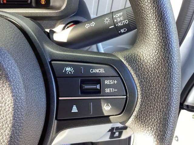 �X�e�A�����O�z�C�[���̉E�����N���[�Y�R���g���[���X�C�b�`�ł��B�A�N�Z���y�_���𓥂܂��Ɉ�葖�s���o����̂ŁA�������H�ł̑��s���O�b�Ɖ��K�ɂȂ�܂��B