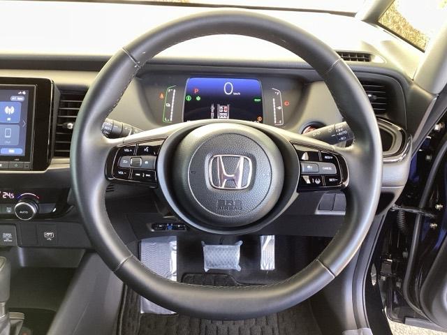 �{�v�n���h���̉E���ɂ���{�^���������N���[�Y�R���g���[���ł��B�A�N�Z���y�_���𓥂܂��ɐݒ葬�x���L�[�v�B�������H�ł̃h���C�u�����N�ɁB�܂��A���ɃI�[�f�B�I�����R���X�C�b�`������܂��B