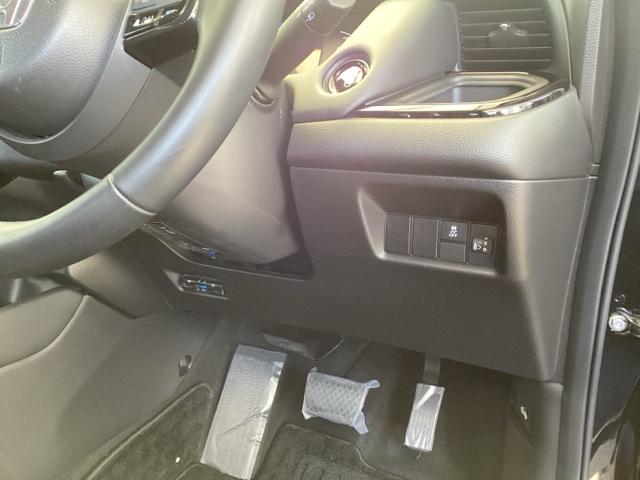 �����ɍ����ŕ֗��Ȃd�s�b������A�������h���u�r�`�Ȃǂ̃X�C�b�`�́A�^�]�Ȃ̉E���A��̓͂��₷���ʒu�ɂ���܂��B