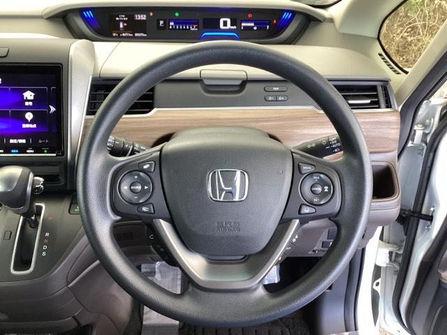 �n���h���̉E���ɂ���{�^���������N���[�Y�R���g���[���ł��B�A�N�Z���y�_���𓥂܂��ɐݒ葬�x���L�[�v�B�������H�ł̃h���C�u�����N�ɁB�܂��A���ɃI�[�f�B�I�����R���X�C�b�`������܂��B