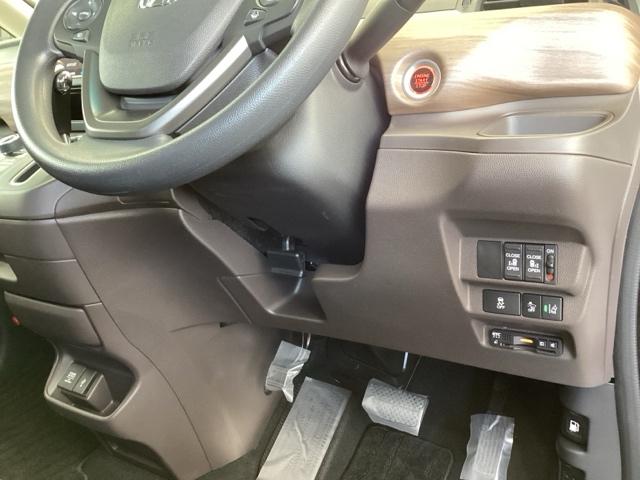 �����ŕ֗��Ȃd�s�b������A�֗��ȃp���[�X���C�h�h�A��A�������h���u�r�`�Ȃǂ̃X�C�b�`�́A�^�]�Ȃ̉E���A��̓͂��₷���ʒu�ɂ���܂��B