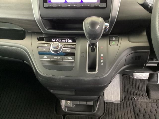 フリード Ｇ・ホンダセンシング　純正メモリーナビ　両側電動スライドドア　スマートキーＰスタート　盗難防止システム　横滑防止装置　ＬＥＤランプ　ナビＴＶ　記録簿　リアカメ　クルコン　パワーウインド　ウォークスルー　ＤＶＤ再生機能（13枚目）