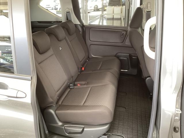 ���A�V�[�g�́A�x���`�V�[�g�ŁA���E���ꂼ��O��ɃX���C�h�ł��A�܂��A�܂肽���ގ����ł��܂��I