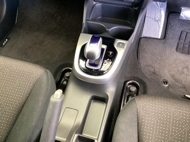 フィットハイブリッド Fパッケージ メモリーナビ オートエアコン ETC イモビライザー スマキー 運転席助手席エアバッグ ナビTV ECONモード 横滑り防止機能 キーレス 運転席エアバッグ USB ABS DVD視聴 ワンセグ(12枚目)