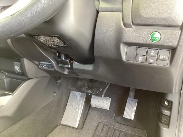 フィットハイブリッド Fパッケージ メモリーナビ オートエアコン ETC イモビライザー スマキー 運転席助手席エアバッグ ナビTV ECONモード 横滑り防止機能 キーレス 運転席エアバッグ USB ABS DVD視聴 ワンセグ(14枚目)