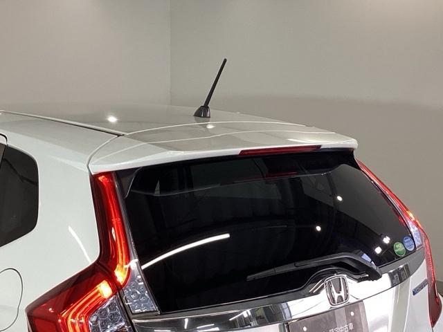 フィットハイブリッド Fパッケージ メモリーナビ オートエアコン ETC イモビライザー スマキー 運転席助手席エアバッグ ナビTV ECONモード 横滑り防止機能 キーレス 運転席エアバッグ USB ABS DVD視聴 ワンセグ(28枚目)