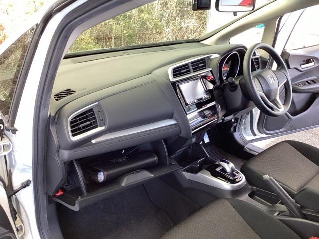 フィットハイブリッド Fパッケージ メモリーナビ オートエアコン ETC イモビライザー スマキー 運転席助手席エアバッグ ナビTV ECONモード 横滑り防止機能 キーレス 運転席エアバッグ USB ABS DVD視聴 ワンセグ(34枚目)