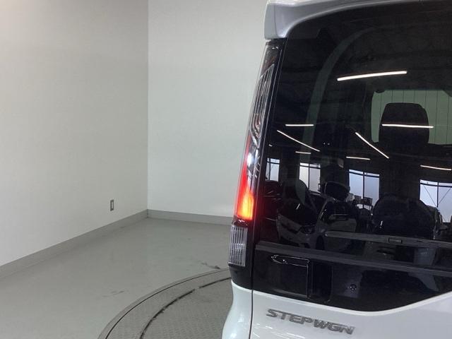 ステップワゴンスパーダ スパーダホンダセンシング　純正ナビ　フルセグ　リアカメラ　両側自動ドア　キーフリー　ＬＥＤランプ　ＥＴＣ装備　ＵＳＢ接続　ＤＶＤ再生可　セキュリティアラーム　オートクルーズ　パワーウィンドウ　横滑り防止機能　ＡＢＳ　ターボ車（35枚目）