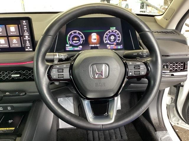 �{�v�n���h���̉E���ɂ���{�^���������N���[�Y�R���g���[���ł��B�A�N�Z���y�_���𓥂܂��ɐݒ葬�x���L�[�v�B�������H�ł̃h���C�u�����N�ɁB�܂��A���ɃI�[�f�B�I�����R���X�C�b�`������܂��B