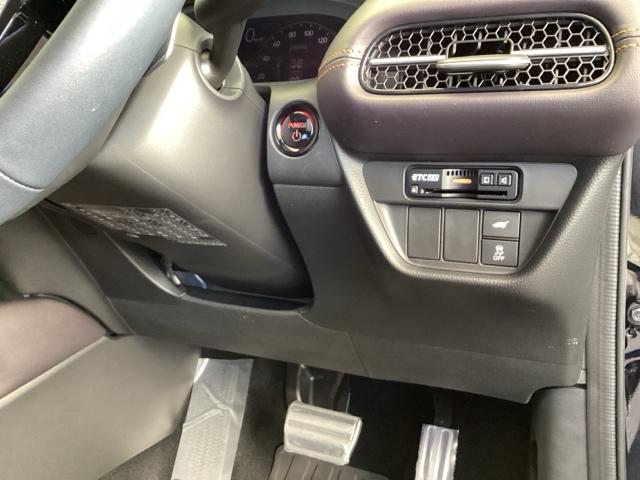 �����ŕ֗��Ȃd�s�b������A�������h���u�r�`�Ȃǂ̃X�C�b�`�́A�^�]�Ȃ̉E���A��̓͂��₷���ʒu�ɂ���܂��B