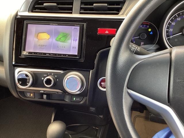 フィット １３Ｇ・Ｆパッケージ　ナビ　スマートキー　ＥＴＣ　アイドリングストッ　運転席助手席エアバック　横滑り防止システム　イモビ　フルオートエアコン　１セグ　エアバック　キ－フリ－　ＰＳ　パワーウィンドウ　ＡＢＳ（2枚目）