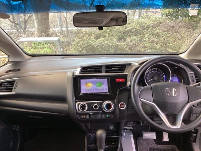 フィット １３Ｇ・Ｆパッケージ　ナビ　スマートキー　ＥＴＣ　アイドリングストッ　運転席助手席エアバック　横滑り防止システム　イモビ　フルオートエアコン　１セグ　エアバック　キ－フリ－　ＰＳ　パワーウィンドウ　ＡＢＳ（3枚目）