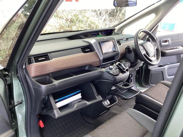 ���F���̂悢�C���p�l����ł��B����X�C�b�`��J�b�v�z���_�[���g���₷���ʒu�ɔz�u����Ă��܂��B