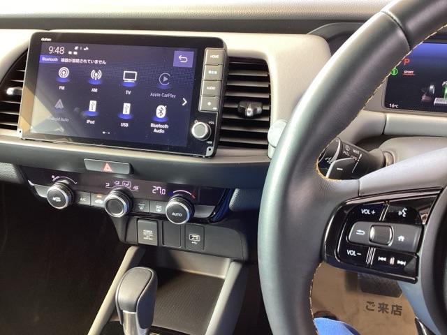 フィット ｅ：ＨＥＶＲＳ　純正ナビ　フルセグ　リアカメラ　ＡＵＸ　踏み間違い防止　アクティブクルーズコントロール　イモビライザー　ＡＡＣ　カーテンエアバック　Ｂｌｕｅｔｏｏｔｈ　ＵＳＢ　スマキー　レーンキープアシスト　ＥＳＣ（2枚目）