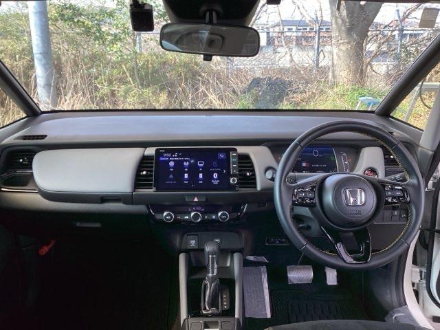 フィット ｅ：ＨＥＶＲＳ　純正ナビ　フルセグ　リアカメラ　ＡＵＸ　踏み間違い防止　アクティブクルーズコントロール　イモビライザー　ＡＡＣ　カーテンエアバック　Ｂｌｕｅｔｏｏｔｈ　ＵＳＢ　スマキー　レーンキープアシスト　ＥＳＣ（3枚目）