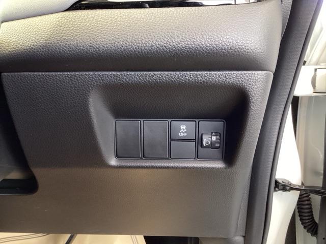 フィット ｅ：ＨＥＶＲＳ　純正ナビ　フルセグ　リアカメラ　ＡＵＸ　踏み間違い防止　アクティブクルーズコントロール　イモビライザー　ＡＡＣ　カーテンエアバック　Ｂｌｕｅｔｏｏｔｈ　ＵＳＢ　スマキー　レーンキープアシスト　ＥＳＣ（16枚目）