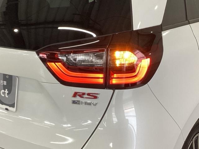 フィット ｅ：ＨＥＶＲＳ　純正ナビ　フルセグ　リアカメラ　ＡＵＸ　踏み間違い防止　アクティブクルーズコントロール　イモビライザー　ＡＡＣ　カーテンエアバック　Ｂｌｕｅｔｏｏｔｈ　ＵＳＢ　スマキー　レーンキープアシスト　ＥＳＣ（35枚目）