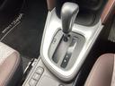 シンプルでとても使いやすいフロアシフトに、パーキングブレーキは電子制御パーキングブレーキです。