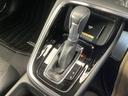 シンプルでとても使いやすいフロアシフトに、パーキングブレーキは電子制御パーキングブレーキです。