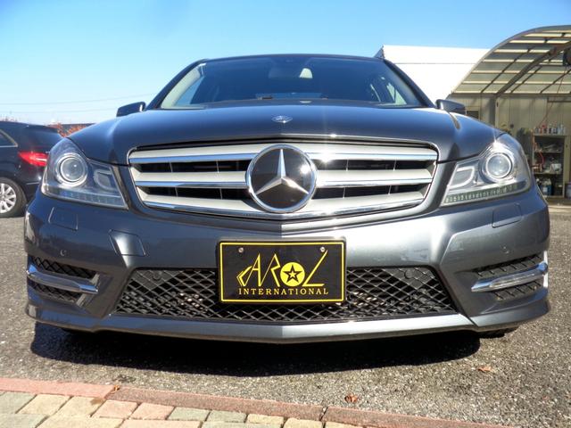 ダイナミックさを高めたエクステリアと上質なインテリアを採用するＣクラス後期モデル　「新設計のヘッドライトユニットやアルミニウムボンネット、グリル、バンパーを装備。インテリア全体に高品位な表面素材