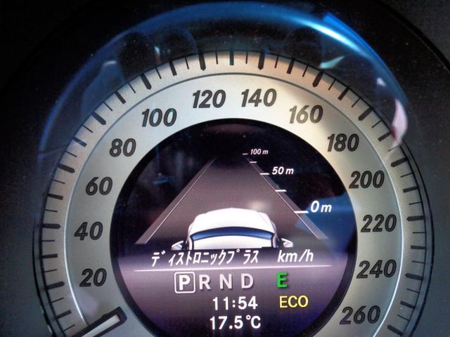 ディストロニックプラスは自動車に搭載されている自動追従型クルーズコントロール機能です。ミリ波レーダーで前方の車両を監視し自車の速度に応じて車間距離を一定に保つことで運転者の安全性と快適性を向上させます