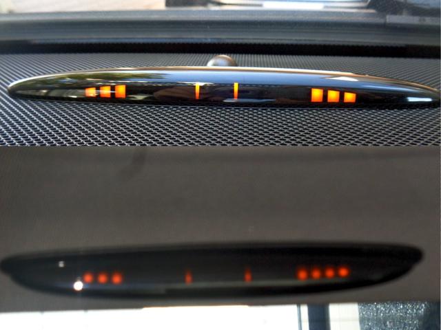 前後パークトロニックセンサー装備　超音波センサーを使って車両周辺の障害物を検知し、ブザー音やメーター表示でドライバーに知らせる駐車支援システム