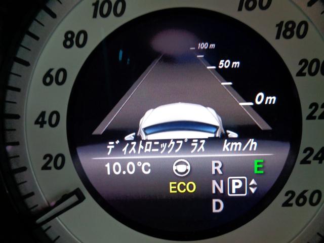 �f�B�X�g���j�b�N�v���X�͎����Ԃɓ��ڂ���Ă��鎩���Ǐ]�^�N���[�Y�R���g���[���@�\�ł��B�~���g���[�_�[�őO���̎ԗ����Ď������Ԃ̑��x�ɉ����ĎԊԋ��������ɕۂ��Ƃŉ^�]�҂̈��S���Ɖ��K�������コ���܂�