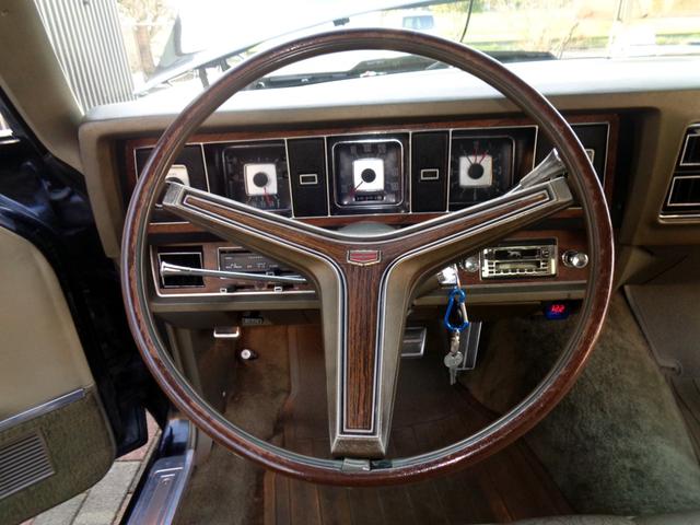 マーキュリーグランド・マーキー ブロアム　１９７２ｙ正規輸入ディーラー車　法人ワンオーナー　実走行車　ベンチシート　コラムシフト　フルオリジナルＶ８　４２９　４バレルエンジン　バイナルＴＯＰ　ヒドゥンヘッドライト　金属製純正ホイールキャップ（12枚目）