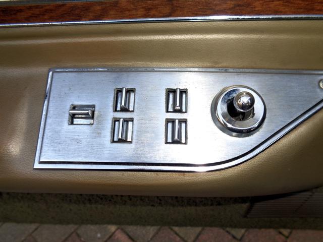 マーキュリーグランド・マーキー ブロアム　１９７２ｙ正規輸入ディーラー車　法人ワンオーナー　実走行車　ベンチシート　コラムシフト　フルオリジナルＶ８　４２９　４バレルエンジン　バイナルＴＯＰ　ヒドゥンヘッドライト　金属製純正ホイールキャップ（17枚目）