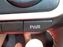 ［ＰＷＲ］（パワーモード）スイッチは、アクセル操作に対するレスポンスや加速感を高め、坂道や高速道路での合流・追い越しをスムーズにするための走行モード切り替えスイッチ