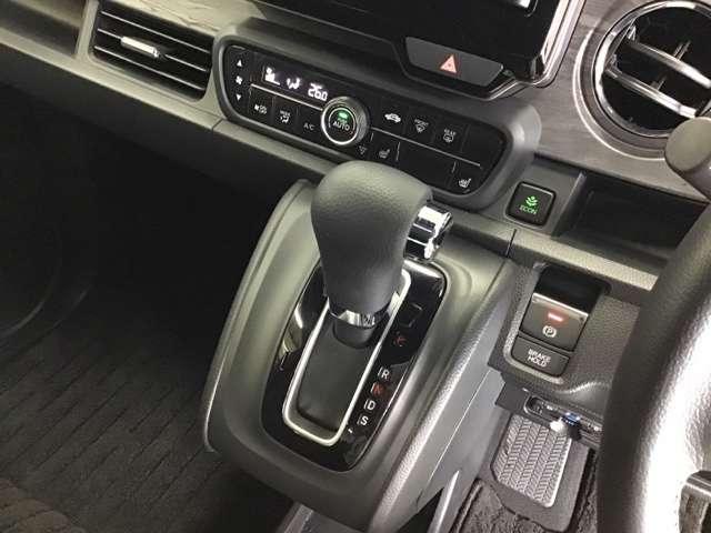 プレミアム アルミホイール シートヒーター クルーズコントロール リアカメラ 衝突被害軽減ブレーキ スマートキー LEDライト ETC CD オートエアコン キーレス サイドエアバック アイドリングストップ(11枚目)