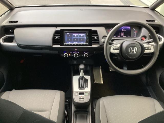フィット ベーシック　助手席回転シート　ＨｏｎｄａＣＯＮＮＥＣＴｆｏｒＧａｔｈｅｒｓ＋ナビ装着用スペシャルパッケージ　アイスト　ＬＥＤライト　クリアランスソナー　ＶＳＡ　オートエアコン　ＵＳＢ接続　ＥＴＣ車載器　キーレス（2枚目）
