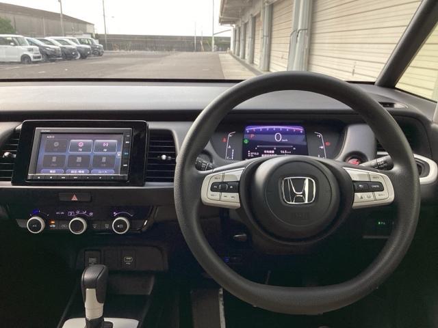 フィット ベーシック　助手席回転シート　ＨｏｎｄａＣＯＮＮＥＣＴｆｏｒＧａｔｈｅｒｓ＋ナビ装着用スペシャルパッケージ　アイスト　ＬＥＤライト　クリアランスソナー　ＶＳＡ　オートエアコン　ＵＳＢ接続　ＥＴＣ車載器　キーレス（3枚目）