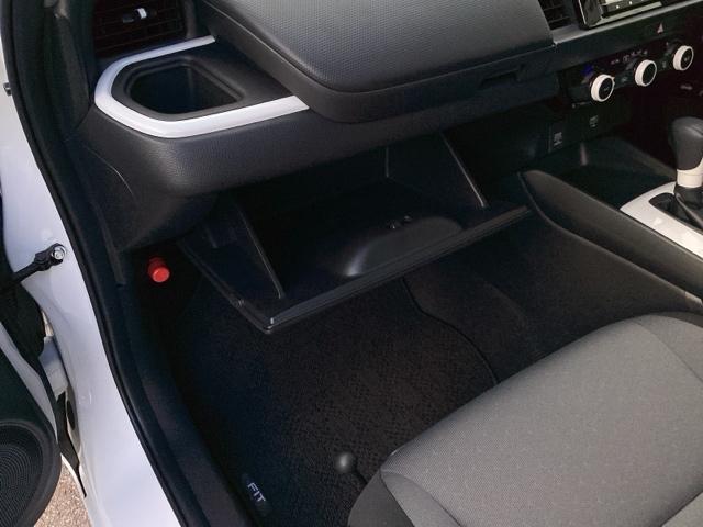 フィット ベーシック　助手席回転シート　ＨｏｎｄａＣＯＮＮＥＣＴｆｏｒＧａｔｈｅｒｓ＋ナビ装着用スペシャルパッケージ　アイスト　ＬＥＤライト　クリアランスソナー　ＶＳＡ　オートエアコン　ＵＳＢ接続　ＥＴＣ車載器　キーレス（42枚目）
