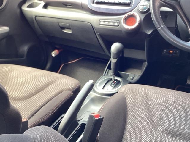 フィット シーズファインスタイル ETC/社外ナビ フルセグ Wエアバッグ パワーウィンドウ 盗難防止装置 DVD キーフリー 記録簿 エアコン スマートキー エアバック ナビTV ABS パワーステアリング(3枚目)