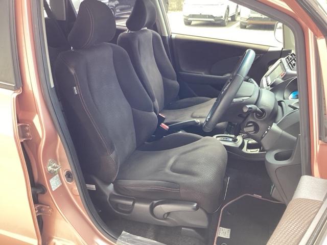 フィット シーズファインスタイル ETC/社外ナビ フルセグ Wエアバッグ パワーウィンドウ 盗難防止装置 DVD キーフリー 記録簿 エアコン スマートキー エアバック ナビTV ABS パワーステアリング(17枚目)