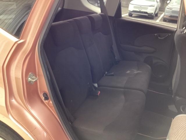 フィット シーズファインスタイル ETC/社外ナビ フルセグ Wエアバッグ パワーウィンドウ 盗難防止装置 DVD キーフリー 記録簿 エアコン スマートキー エアバック ナビTV ABS パワーステアリング(18枚目)