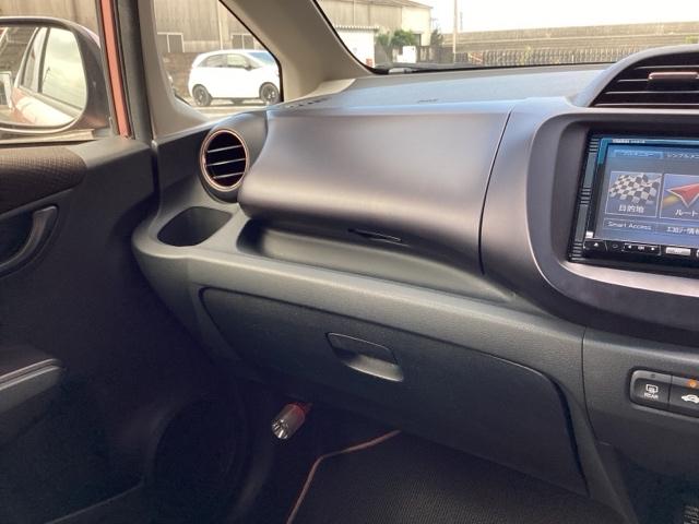 フィット シーズファインスタイル ETC/社外ナビ フルセグ Wエアバッグ パワーウィンドウ 盗難防止装置 DVD キーフリー 記録簿 エアコン スマートキー エアバック ナビTV ABS パワーステアリング(26枚目)