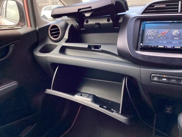 フィット シーズファインスタイル ETC/社外ナビ フルセグ Wエアバッグ パワーウィンドウ 盗難防止装置 DVD キーフリー 記録簿 エアコン スマートキー エアバック ナビTV ABS パワーステアリング(29枚目)