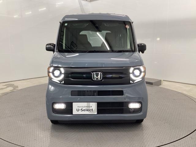 お客様に安全で快適なカーライフをお送りいただくために、中古車にも高いレベルの品質基準を設け、その基準に従って、全ての中古車について納車前整備を実施しています。