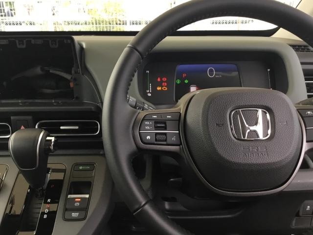 フリード ｅ：ＨＥＶクロスター　全周囲カメラ　オーディオレス　リアクーラー　マルチビュー　Ｓヒーター　衝突軽減ブレーキシステム　オートエアコン　バックモニター　ＬＥＤライト　パーキングセンサー　スマートキー　３列シート　キーレス（3枚目）