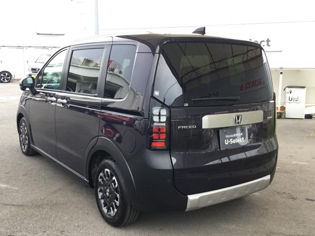 フリード ｅ：ＨＥＶクロスター　全周囲カメラ　オーディオレス　リアクーラー　マルチビュー　Ｓヒーター　衝突軽減ブレーキシステム　オートエアコン　バックモニター　ＬＥＤライト　パーキングセンサー　スマートキー　３列シート　キーレス（7枚目）