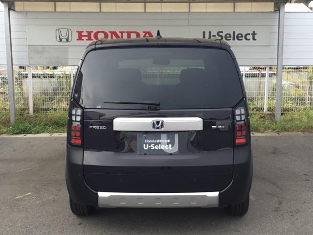 フリード ｅ：ＨＥＶクロスター　全周囲カメラ　オーディオレス　リアクーラー　マルチビュー　Ｓヒーター　衝突軽減ブレーキシステム　オートエアコン　バックモニター　ＬＥＤライト　パーキングセンサー　スマートキー　３列シート　キーレス（8枚目）